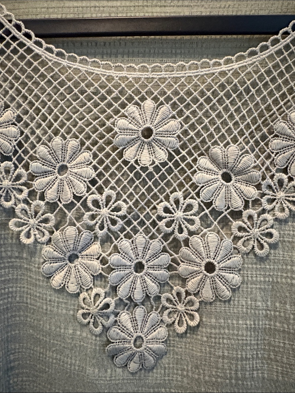 89th + Madison Sage Green Short Sleeve Top with Floral Lace Yoke Size Large - Picture 3 of 4